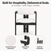 Chaise sans accoudoirs en bois noir avec structure en H, assise et dossier rembourrés en bouclette blanche, pour hôtel, banquet, restaurant