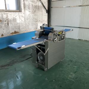 Machine à faire des croissants, ligne de production complète de croissants, mouleuse/rouleuse/coupeuse à croissants en stock au <span class=keywords><strong>meilleur</strong></span> prix à vendre - Product Image 3