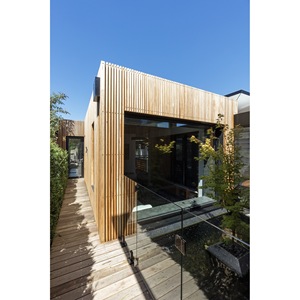 Villa moderna con estructura de acero ligero para uso hotelero con exterior de madera y paredes de vidrio - Product Image 1