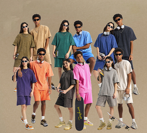 เสื้อยืดแขนสั้นผู้ชายพรีเมียม 250 GSM แบรนด์แฟชั่นสไตล์เรโทร ลายบาติกสโนว์ ล้างสีแบบสตรีท ทรงโอเวอร์ไซส์ พิมพ์โลโก้ - Product Image 1