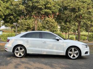 <span class=keywords><strong>La</strong></span> voiture d'occasion <span class=keywords><strong>la</strong></span> <span class=keywords><strong>moins</strong></span> chère et <span class=keywords><strong>la</strong></span> plus populaire, <span class=keywords><strong>Audi</strong></span> A3 modèle 2018, modèle 30e anniversaire, limousine 35 TFSI modèle élégant - Product Image 4