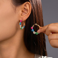 Anting Hoop Manik-Manik Buatan Tangan Bunga Daisy Warna-Warni Lingkaran Kecil Berlapis Emas Gaya Korea Perhiasan Lucu Hadiah untuk Wanita