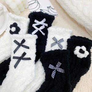 Chaussettes mi-mollet pour femmes, doublées de polaire épaisse, noires et blanches, avec nœud floral 3D, chaudes pour l'hiver - Product Image 1