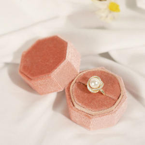 Venta al por mayor Tapa hexagonal y caja de almacenamiento de anillo base Caja de embalaje de joyería de terciopelo - Product Image 6