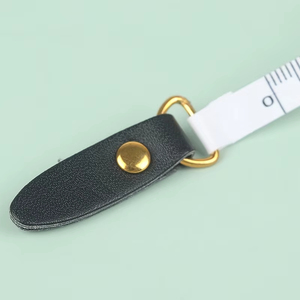 Cinta Métrica Retráctil Portátil de 1.5m, Diseño Retro en Cuero PU, Escala Precisa en Centímetros y Pulgadas, Venta al Por Mayor - Product Image 5