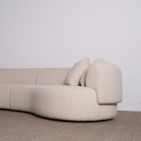 Canapé incurvé en tissu cachemire couleur crème style Wabi-sabi, grand canapé de luxe pour salons spacieux dans les appartements plats