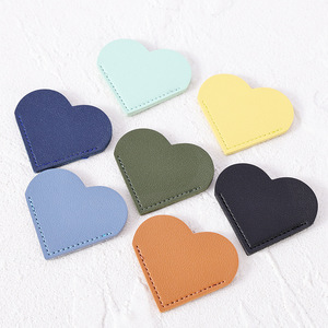 Marque-page en cuir fait main en forme de cœur mignon avec logo personnalisé pour coin lecture – Fournitures de bureau et scolaires - Product Image 1