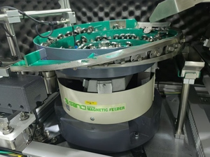 Alimentatore Vibrante a Ciotola per Viti - Sistema Automatizzato di Avvitamento - Product Image 3
