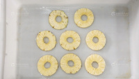 Complete ananasverwerkingsmachineset, pneumatische schil-, ontpitten- en segmenteermachine (dubbelkop), handmatige snijgereedschappen