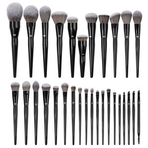 Set di 30 Pennelli da Trucco Professionali di Alta Qualità con Setole Sintetiche, Etichetta Privata, Custodia in Legno Nera con Cerniera, Multiuso, Lussuosi - Product Image 1