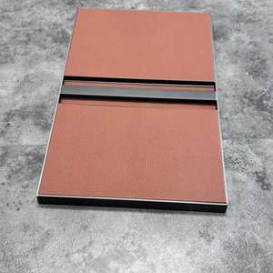 लाल भूरे रंग के मधुकंघी चमड़े का दरवाजा पैनल, अनुकूलित उच्च अंत वार्डरोब स्लाइडिंग दरवाजा, एल्यूमीनियम फ्रेम हार्डवेयर दरवाजा पैनल - Product Image 2