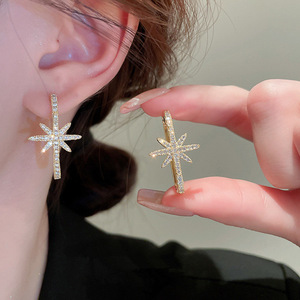 E3207 Orecchini a perno Golden Star con micro inserto rotondo in zircone per gioielli da festa da donna - Product Image 3
