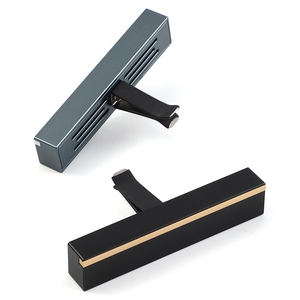 Ambientador duradero de lujo con olor a coche, ambientador de coche con carácter, diseño de Aroma de coche recargable de Metal 2025 - Product Image 2