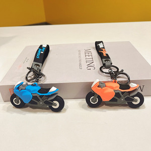 Nouveauté 2025 : Accessoires de porte-clés moto, breloques, porte-clés voiture dessin animé, nouveaux pendentifs pour sacs d'école, ornements en gros - Product Image 2
