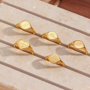 Vente en gros, <span class=keywords><strong>chevalière</strong></span> personnalisée en or 18k, en acier inoxydable gravé étoile foudre coeur Mama arc-en-ciel - Product Image 1