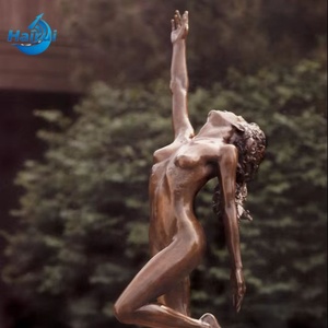 Sculpture de femme nue en bronze poli avec impression en relief, dansant dans le jardin, design moderne Feng Shui pour usage extérieur - Product Image 1