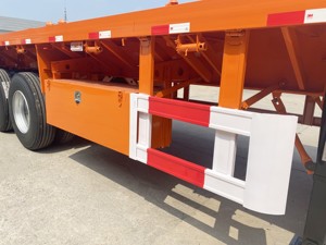 รถพ่วงพื้นเรียบเหล็ก <span class=keywords><strong>3</strong></span> แกน ขนาด 40 ฟุต ใช้สำหรับบรรทุกสินค้าแบบพื้นเรียบลงบนรถบรรทุกขนส่งตู้คอนเทนเนอร์ในท่าเรือ - Product Image 5