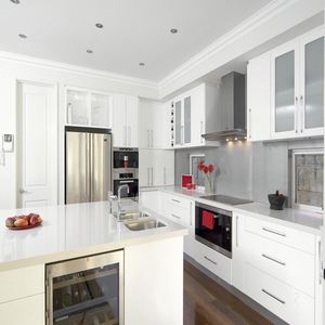 Armoires de cuisine modernes en laque noire mate, design en bois, designs de cuisine modernes - Product Image 2