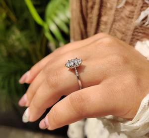 Anillo de Compromiso de Moissanita de Corte Ovalado de Alto Brillo, 1 Quilate, Oro Sólido, Claridad VVS, Joyería Ética Premium para Mujer - Product Image 2