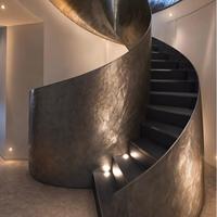 Escalier hélicoïdal pour villa moderne avec marches sur mesure et détails architecturaux raffinés