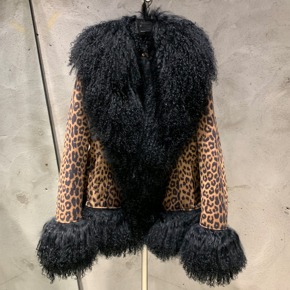 Leopard +black fur