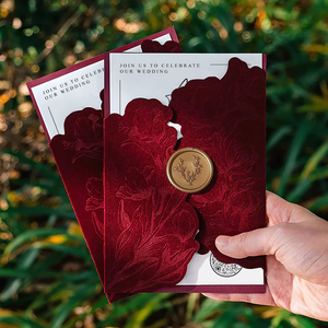 Inviti Matrimoniali Bordeaux 5x7 con Fiori in Rilievo su Velluto, Carte di Lusso con Stampa Tipografica per Eventi Nuziali - Product Image 1