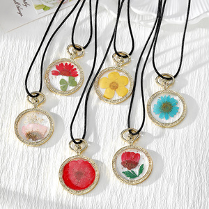 <span class=keywords><strong>Collana</strong></span> di alta gamma Wild Light, creativa e personalizzata, con grande cornice rotonda in resina con lamina d'oro e fiori veri essiccati. - Product Image 1