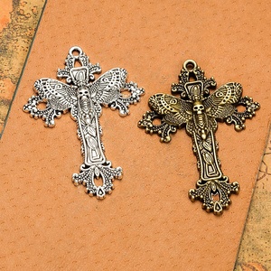 Colgante de Filigrana Gótica de Aleación de Zinc con Cruz de Mariposa de la Muerte, 51x37mm, Plata Antigua, para Collar de Halloween Temático de Brujería - Product Image 1