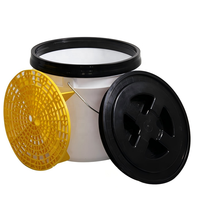 WB-P003 Seau de lavage auto 13L en PP durable avec filtre anti-grains et couvercle noir résistant à la déformation pour le detailing automobile et les services de lavage de voitures