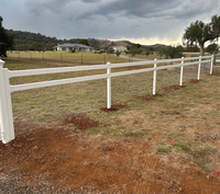 Panneau de clôture pour ranch, design à double rail avec fond en treillis métallique, portail pour bétail thermolaqué