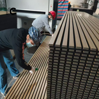 Bandes de panneaux muraux en bois écologiques ignifuges absorbant le son décoratifs 3D avec MDF plaqué pour panneaux muraux et isolation acoustique