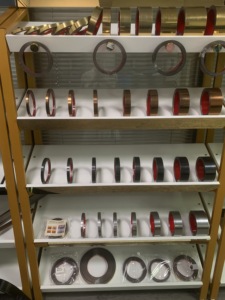 Patti embellecedor de tira plana de acero inoxidable de color 201 PVD con respaldo autoadhesivo para protección de bordes - Product Image 4