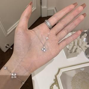 Collar con Colgante de Pétalo de Trébol de Plata de Ley S925 con Cadena de Caja, Exquisito, de Alta Estética, Elegante, con Rubí, Estilo Lujoso y Exclusivo - Product Image 4