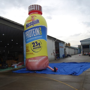 Réplica de Botella de Leche con Proteína y Chocolate Inflable Gigante, Exhibición Inflable Promocional Personalizada para Marcas de Bebidas Nutritivas - Product Image 1