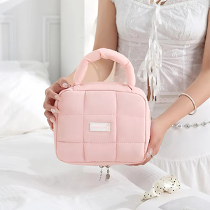 Bolsa <span class=keywords><strong>de</strong></span> cosméticos hinchada a <span class=keywords><strong>precio</strong></span> <span class=keywords><strong>de</strong></span> fábrica, pequeña bolsa <span class=keywords><strong>de</strong></span> viaje <span class=keywords><strong>profesional</strong></span> acolchada <span class=keywords><strong>de</strong></span> <span class=keywords><strong>maquillaje</strong></span>, bolsa <span class=keywords><strong>de</strong></span> <span class=keywords><strong>maquillaje</strong></span> personalizada para mujer - Product Image 5