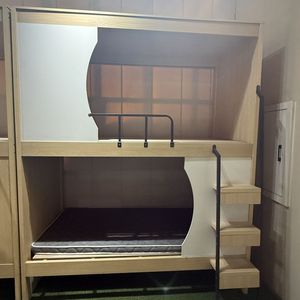 Lit superposé en bois robuste et moderne pour auberge, dortoir, hôpital, <span class=keywords><strong>logement</strong></span> étudiant - Product Image 3