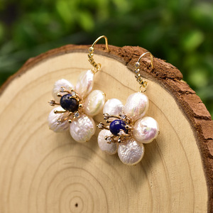 Boucles d'oreilles clous en pierre de sable dorée et perles, ornées de pierres précieuses scintillantes, style luxe pour femme, idéales pour mariage et soirée, ornement brillant - Product Image 3