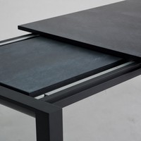 Table extensible d'extérieur en aluminium avec plateau en verre trempé gris roche, légère et durable, design moderne