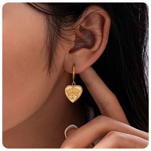 OZE Boucles d'oreilles polyvalentes en acier inoxydable et acier titane, motif cœur et œil porte-bonheur, style européen-américain transfrontalier - Product Image 3