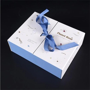 Boîte en carton personnalisée à double porte ouverte pour emballage de cadeaux avec ruban - Product Image 1