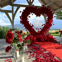 Nouveau Design Arche de Fleurs de 2,1 m Décoration de Mariage Fond Arche Artificielle en Forme de Cœur Rouge pour Décoration de Scène de Fête de Mariage
