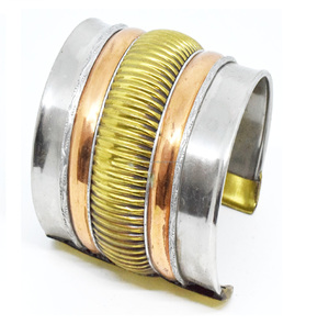 Bracelet carré multicolore pour femme, bijoux Diwali, manchette brillante couleur or, en laiton, collection USA, nouveauté décembre 2024 - Product Image 6