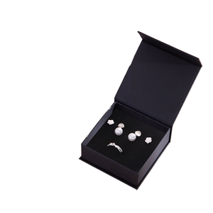 Boîte d'emballage pour bijoux en papier noir, boîte à anneaux de qualité supérieure avec fermeture magnétique à clapet - Product Image 1