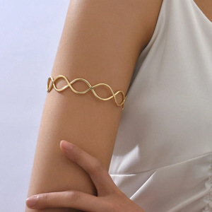 Brazalete de brazo con símbolo de infinito de metal hueco minimalista: pulsera abierta ajustable Punk geométrica retorcida única y cadena corporal - Product Image 1