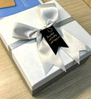 Boîte cadeau rigide élégante mate avec couvercle à nœud et base pour cosmétiques, anniversaires, mariages, fêtes, parfums, souvenirs et emballages cadeaux