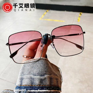 Gafas de Sol Cuadradas Grandes para Mujer Qianai, Montura Dorada, Lentes con Degradado de Aguacate a Rosa, Protección UV400 Tipo 3 - Product Image 2