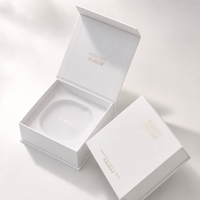 Boîte cadeau personnalisée blanche à rabat magnétique avec logo en feuille d'or et insert givré OEM