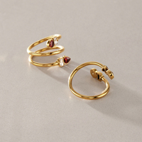 Bague ouverte J&D Original Design classique et exquise en acier inoxydable plaqué or 18 carats, avec tube creux, ressort multicouche et zircon cubique en forme de goutte carrée