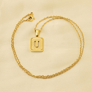Collier personnalisé 26 lettres de l'alphabet: bijoux à pendentif carré en or mat pour un style unique et un <span class=keywords><strong>cadeau</strong></span> <span class=keywords><strong>sentimental</strong></span> - Product Image 5