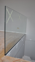 Balustrade en verre sans cadre moderne sur mesure en aluminium en forme de U, verre trempé, montage au sol, éclairage extérieur